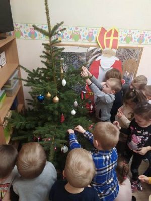 Grafika #19: 05.12.2022 Wspólne ubieranie choinki w grupie Średniaków i Starszaków