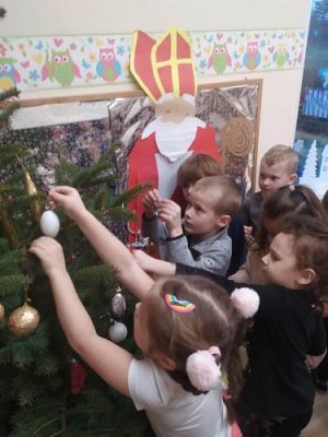 Grafika #20: 05.12.2022 Wspólne ubieranie choinki w grupie Średniaków i Starszaków