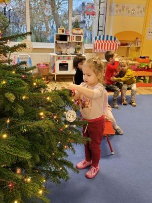 Grafika #5: 05.12.2022 Wspólne ubieranie choinki gr I