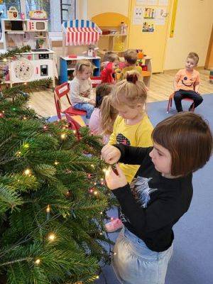 Grafika #6: 05.12.2022 Wspólne ubieranie choinki gr I