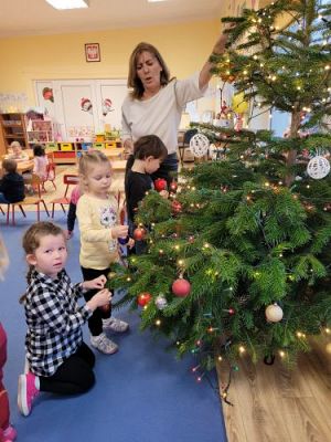 Grafika #10: 05.12.2022 Wspólne ubieranie choinki gr I