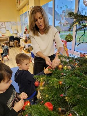 Grafika #11: 05.12.2022 Wspólne ubieranie choinki gr I