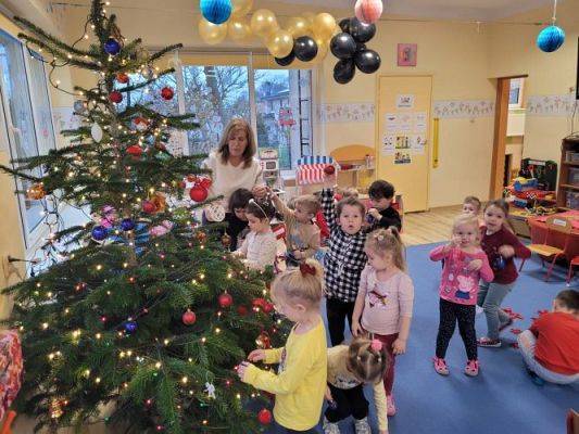 Grafika #16: 05.12.2022 Wspólne ubieranie choinki gr I