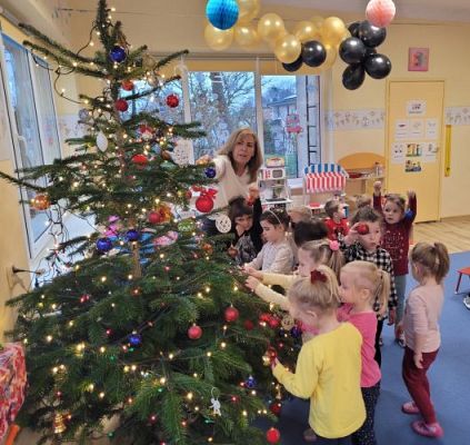 Grafika #18: 05.12.2022 Wspólne ubieranie choinki gr I