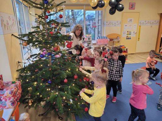 Grafika #20: 05.12.2022 Wspólne ubieranie choinki gr I