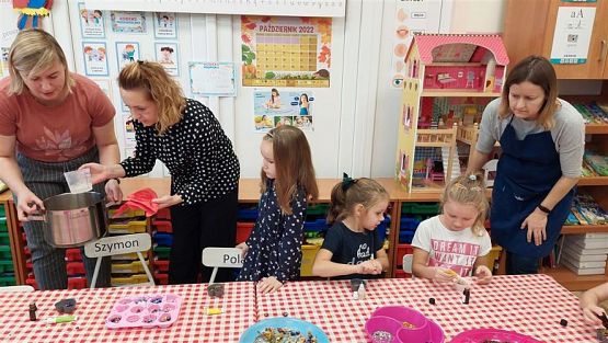 Grafika #18: 07.11.2022 - Warsztaty mydlarskie - "Glicerynowe mydełka" gr III