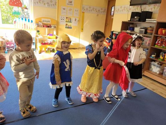 Grafika #8: 04.11.2022 Dzień Postaci z Bajek Gr1