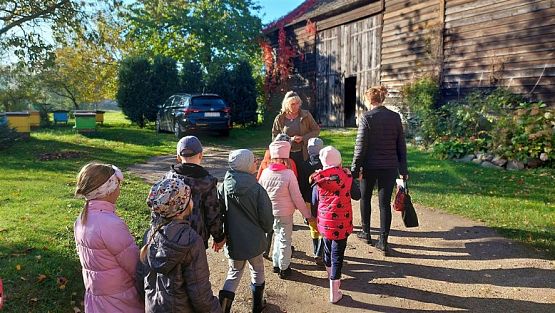 Grafika #3: 13.10.2022 Z wizytą w pasiece - Gr III