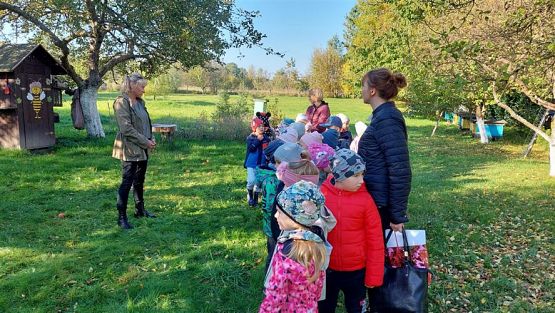 Grafika #7: 13.10.2022 Z wizytą w pasiece - Gr III