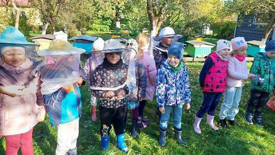 Grafika #9: 13.10.2022 Z wizytą w pasiece - Gr III