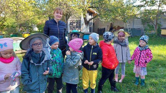 Grafika #11: 13.10.2022 Z wizytą w pasiece - Gr III