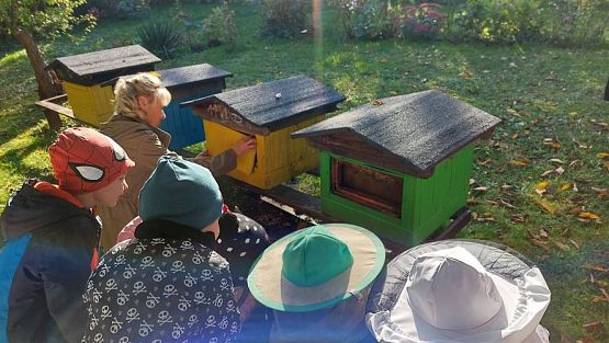 Grafika #15: 13.10.2022 Z wizytą w pasiece - Gr III