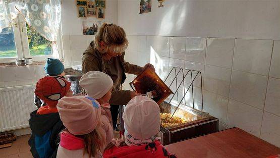 Grafika #31: 13.10.2022 Z wizytą w pasiece - Gr III