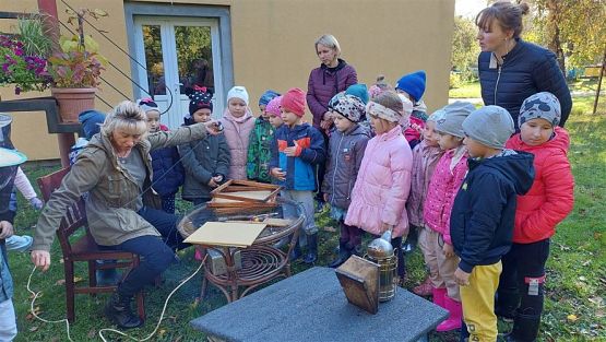 Grafika #33: 13.10.2022 Z wizytą w pasiece - Gr III