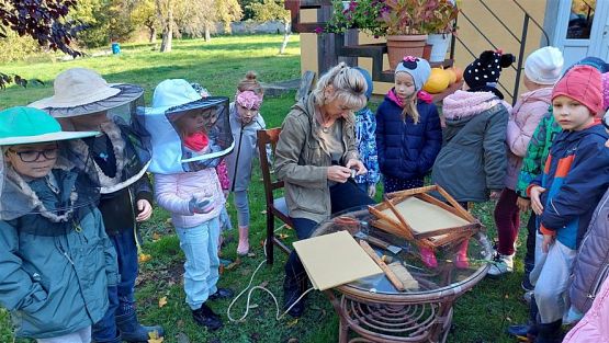 Grafika #35: 13.10.2022 Z wizytą w pasiece - Gr III