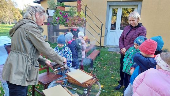 Grafika #40: 13.10.2022 Z wizytą w pasiece - Gr III