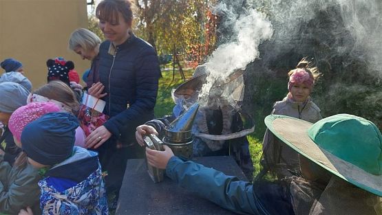 Grafika #46: 13.10.2022 Z wizytą w pasiece - Gr III