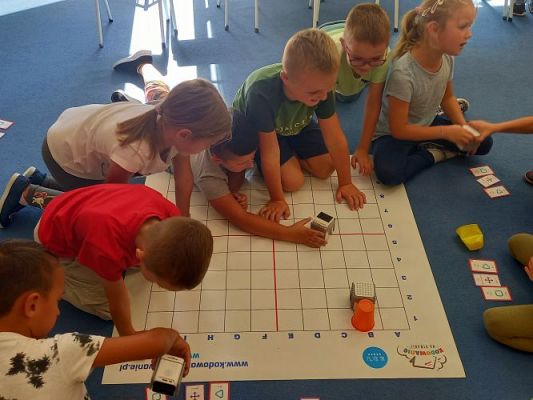 Grafika #16: Robotyka/programowanie 2.GeniBot-robot przy pomocy gestów zaprogramowany