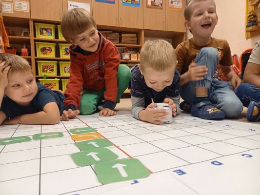 Grafika #20: Robotyka/programowanie 2.GeniBot-robot przy pomocy gestów zaprogramowany
