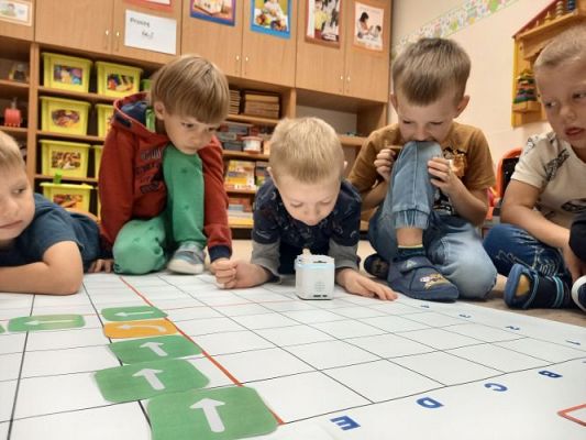 Grafika #21: Robotyka/programowanie 2.GeniBot-robot przy pomocy gestów zaprogramowany