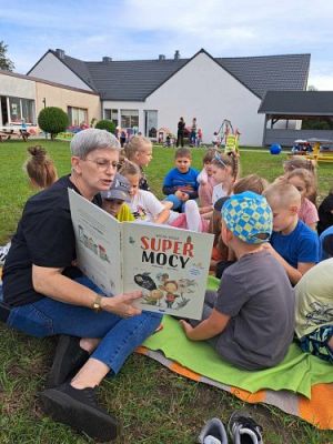 Grafika #5: 03.10.2023 "Bajka na trawie" - zajęcia edukacyjne w ogrodzie przedszkolnym