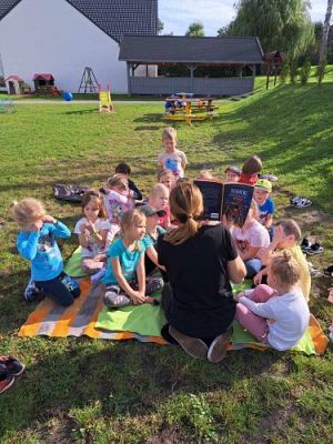 Grafika #6: 03.10.2023 "Bajka na trawie" - zajęcia edukacyjne w ogrodzie przedszkolnym