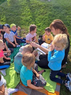 Grafika #8: 03.10.2023 "Bajka na trawie" - zajęcia edukacyjne w ogrodzie przedszkolnym