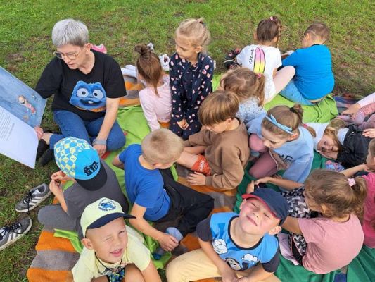 Grafika #11: 03.10.2023 "Bajka na trawie" - zajęcia edukacyjne w ogrodzie przedszkolnym