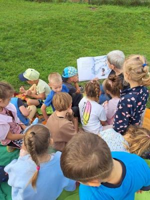 Grafika #13: 03.10.2023 "Bajka na trawie" - zajęcia edukacyjne w ogrodzie przedszkolnym