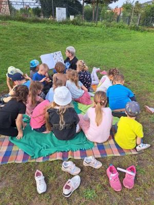 Grafika #15: 03.10.2023 "Bajka na trawie" - zajęcia edukacyjne w ogrodzie przedszkolnym