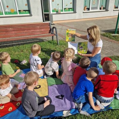 Grafika #16: 03.10.2023 "Bajka na trawie" - zajęcia edukacyjne w ogrodzie przedszkolnym