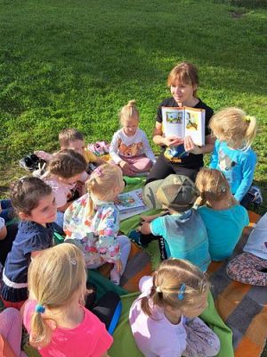 Grafika #17: 03.10.2023 "Bajka na trawie" - zajęcia edukacyjne w ogrodzie przedszkolnym
