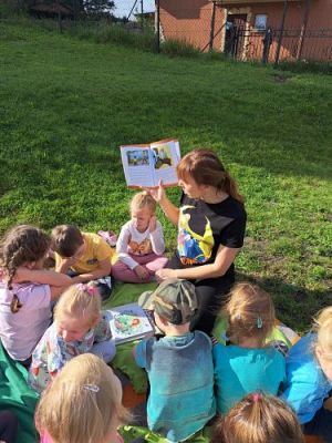 Grafika #18: 03.10.2023 "Bajka na trawie" - zajęcia edukacyjne w ogrodzie przedszkolnym