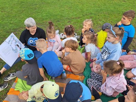 Grafika #19: 03.10.2023 "Bajka na trawie" - zajęcia edukacyjne w ogrodzie przedszkolnym