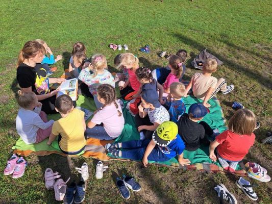 Grafika #21: 03.10.2023 "Bajka na trawie" - zajęcia edukacyjne w ogrodzie przedszkolnym