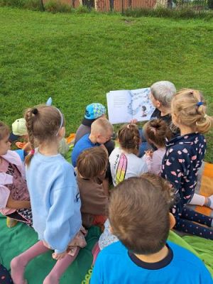 Grafika #22: 03.10.2023 "Bajka na trawie" - zajęcia edukacyjne w ogrodzie przedszkolnym
