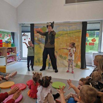 Grafika #10: 09.10.2023 Przedstawienie teatralne "Kot w butach" w wykonaniu teatru "Duet" z Krakowa