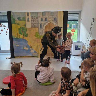 Grafika #11: 09.10.2023 Przedstawienie teatralne "Kot w butach" w wykonaniu teatru "Duet" z Krakowa