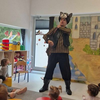 Grafika #16: 09.10.2023 Przedstawienie teatralne "Kot w butach" w wykonaniu teatru "Duet" z Krakowa