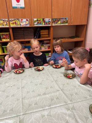 Grafika #7: 06.10.2023 Zajęcia kulinarne - owocowa sałatka gr II