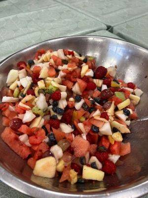 Grafika #18: 06.10.2023 Zajęcia kulinarne - owocowa sałatka gr II