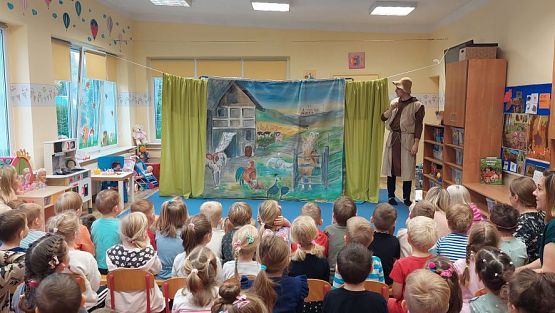 Grafika #5: 25.10.2023 Przedstawienie teatralne pt."Niespodzianka od serca" w wykonaniu teatru "Eden" z Wieliczki