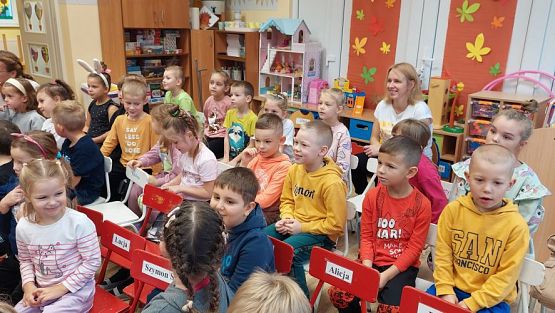 Grafika #7: 25.10.2023 Przedstawienie teatralne pt."Niespodzianka od serca" w wykonaniu teatru "Eden" z Wieliczki