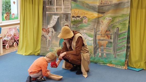 Grafika #9: 25.10.2023 Przedstawienie teatralne pt."Niespodzianka od serca" w wykonaniu teatru "Eden" z Wieliczki