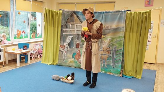 Grafika #12: 25.10.2023 Przedstawienie teatralne pt."Niespodzianka od serca" w wykonaniu teatru "Eden" z Wieliczki