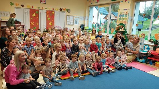 Grafika #14: 25.10.2023 Przedstawienie teatralne pt."Niespodzianka od serca" w wykonaniu teatru "Eden" z Wieliczki