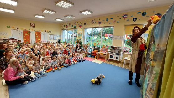 Grafika #15: 25.10.2023 Przedstawienie teatralne pt."Niespodzianka od serca" w wykonaniu teatru "Eden" z Wieliczki