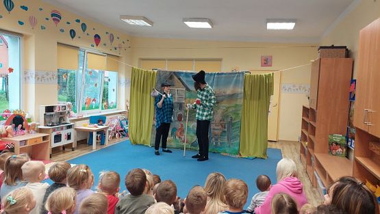 Grafika #27: 25.10.2023 Przedstawienie teatralne pt."Niespodzianka od serca" w wykonaniu teatru "Eden" z Wieliczki