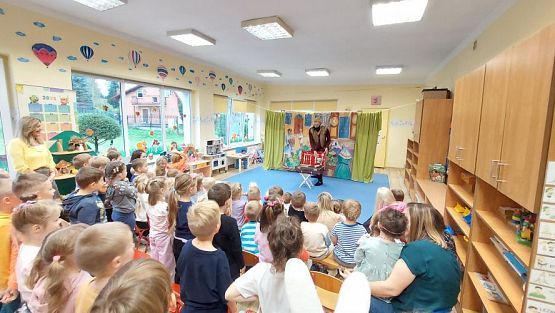 Grafika #33: 25.10.2023 Przedstawienie teatralne pt."Niespodzianka od serca" w wykonaniu teatru "Eden" z Wieliczki