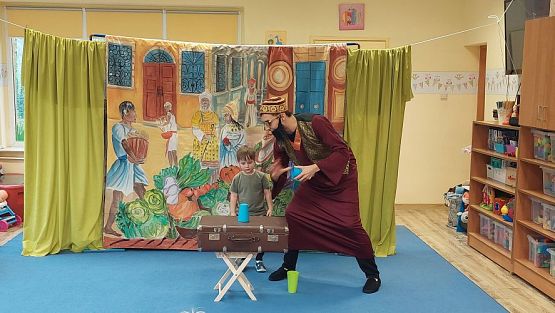 Grafika #35: 25.10.2023 Przedstawienie teatralne pt."Niespodzianka od serca" w wykonaniu teatru "Eden" z Wieliczki